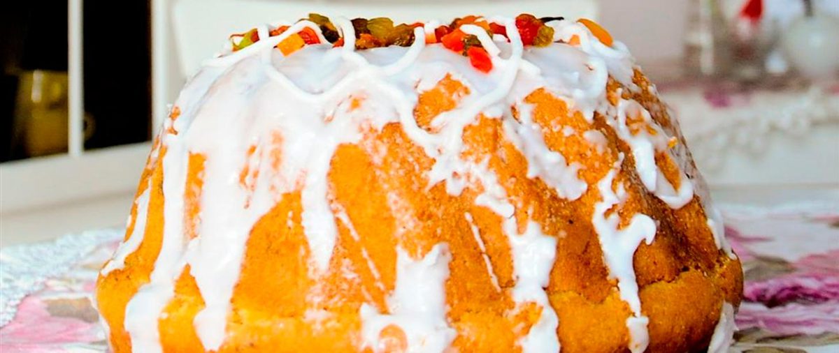 Babka drożdżowa znad Mrogi z białym lukrem i kandyzowanymi owocami