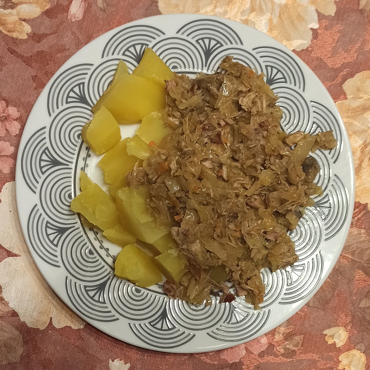 Bigos podany z gotowanymi ziemniakami