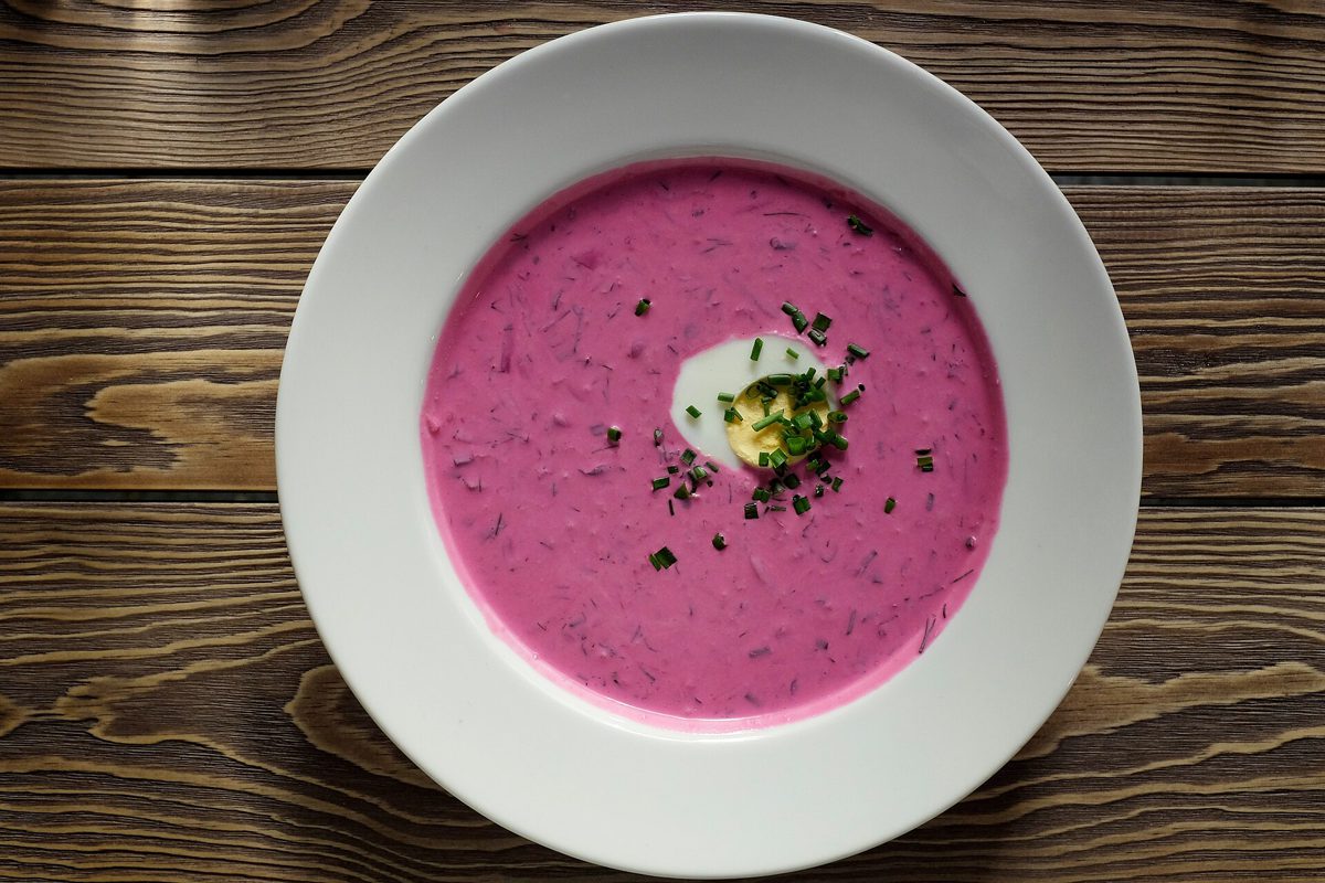 Chłodnik w białym głębokim talerzu podany w restauracji w Poznaniu