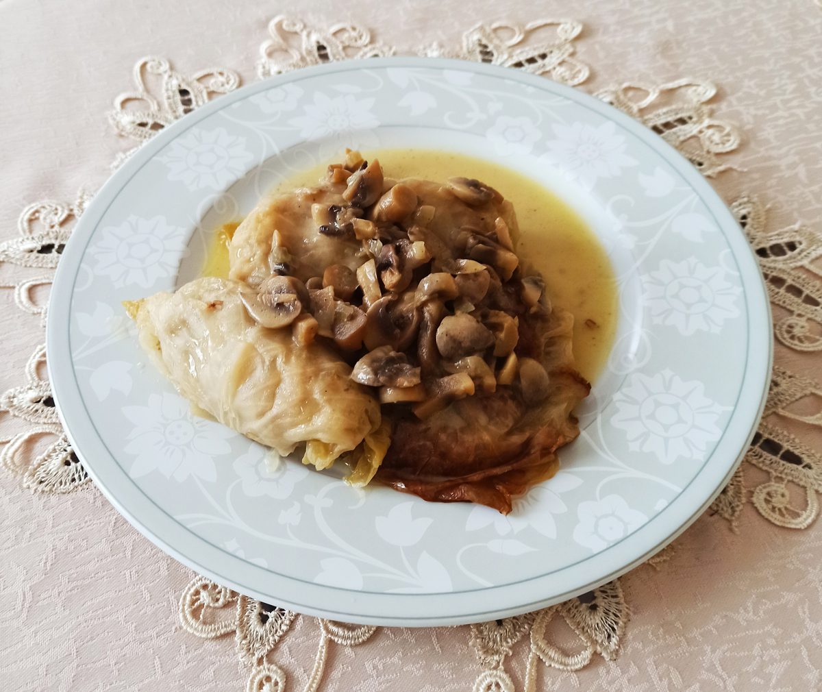 Gołąbek w sosie pieczarkowym na talerzu