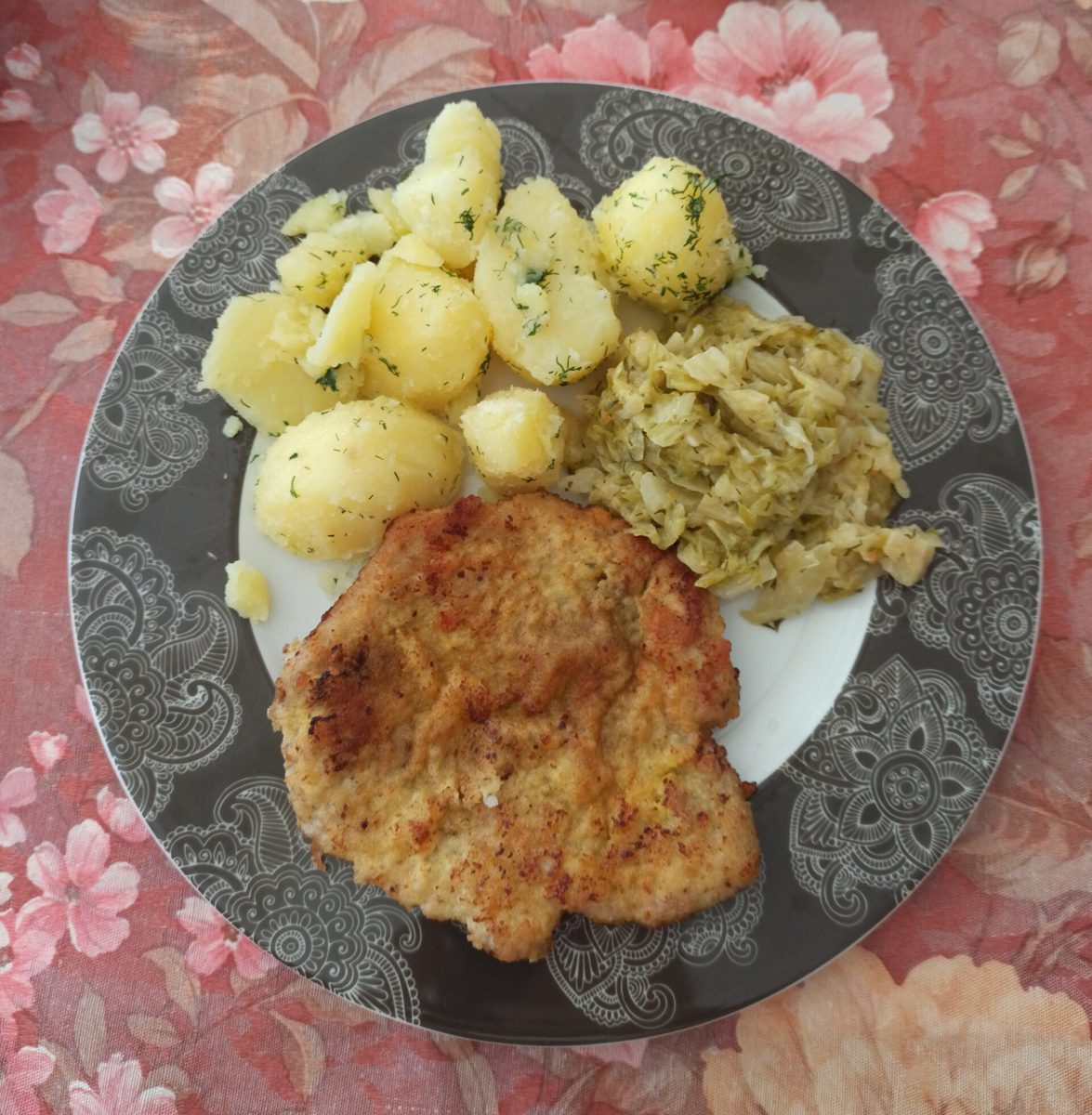 Kotlet schabowy z młodymi ziemniakami z koperkiem i jasną kapustą zasmażaną