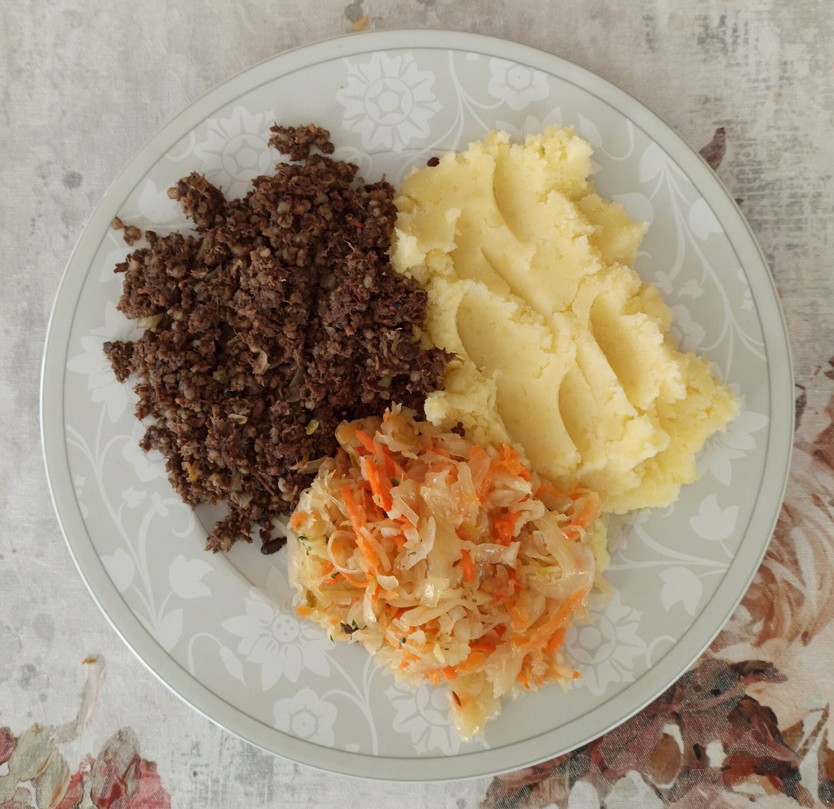 Smażona rozdrobniona kaszanka z purée ziemniaczanym i surówką z kiszonej kapusty z marchewką