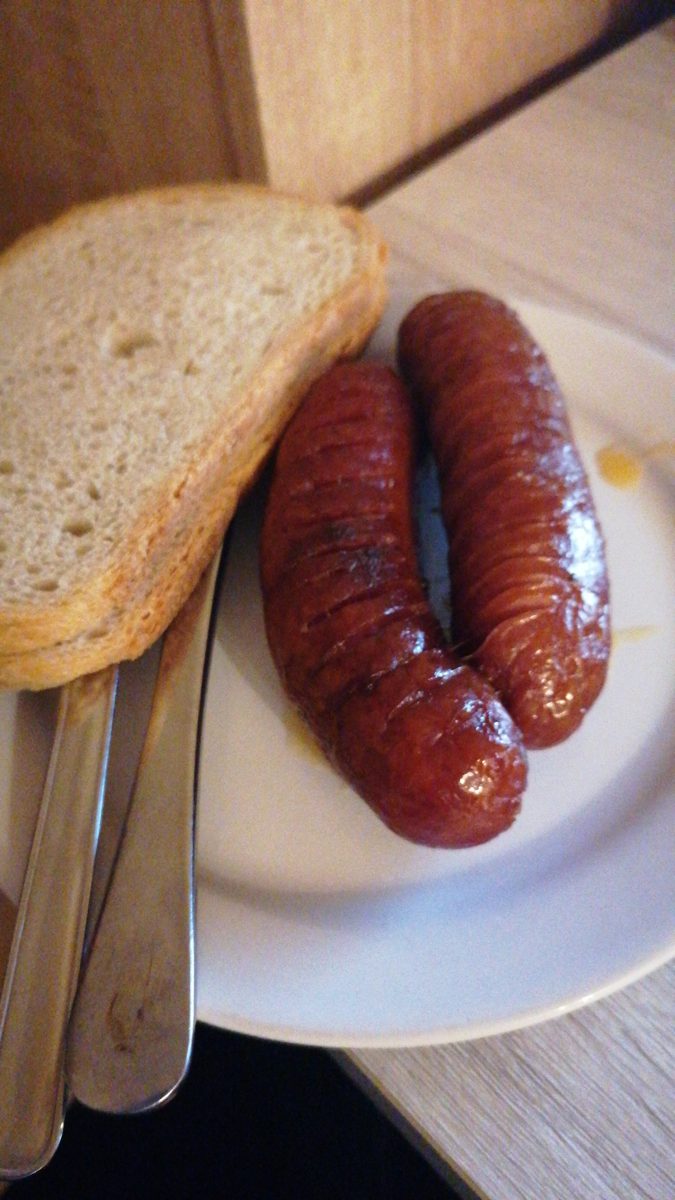 Podsmażona kiełbasa śląska z kromką chleba