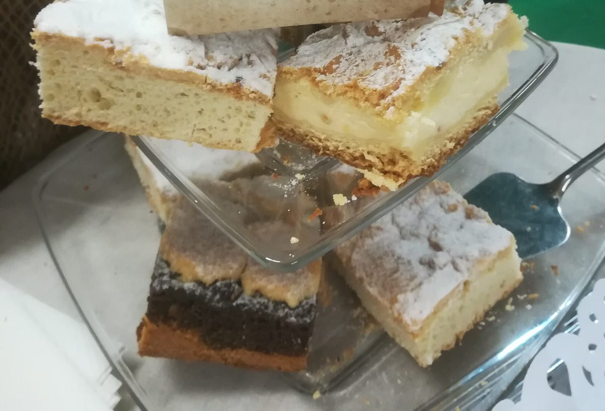 Kawałki kołocza śląskiego z samą posypką, z serem i z makiem na szklanej paterze