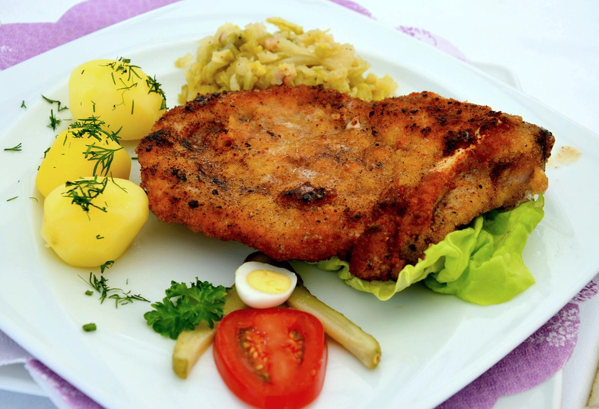 Złocisty kotlet schabowy z ziemniakami z koperkiem