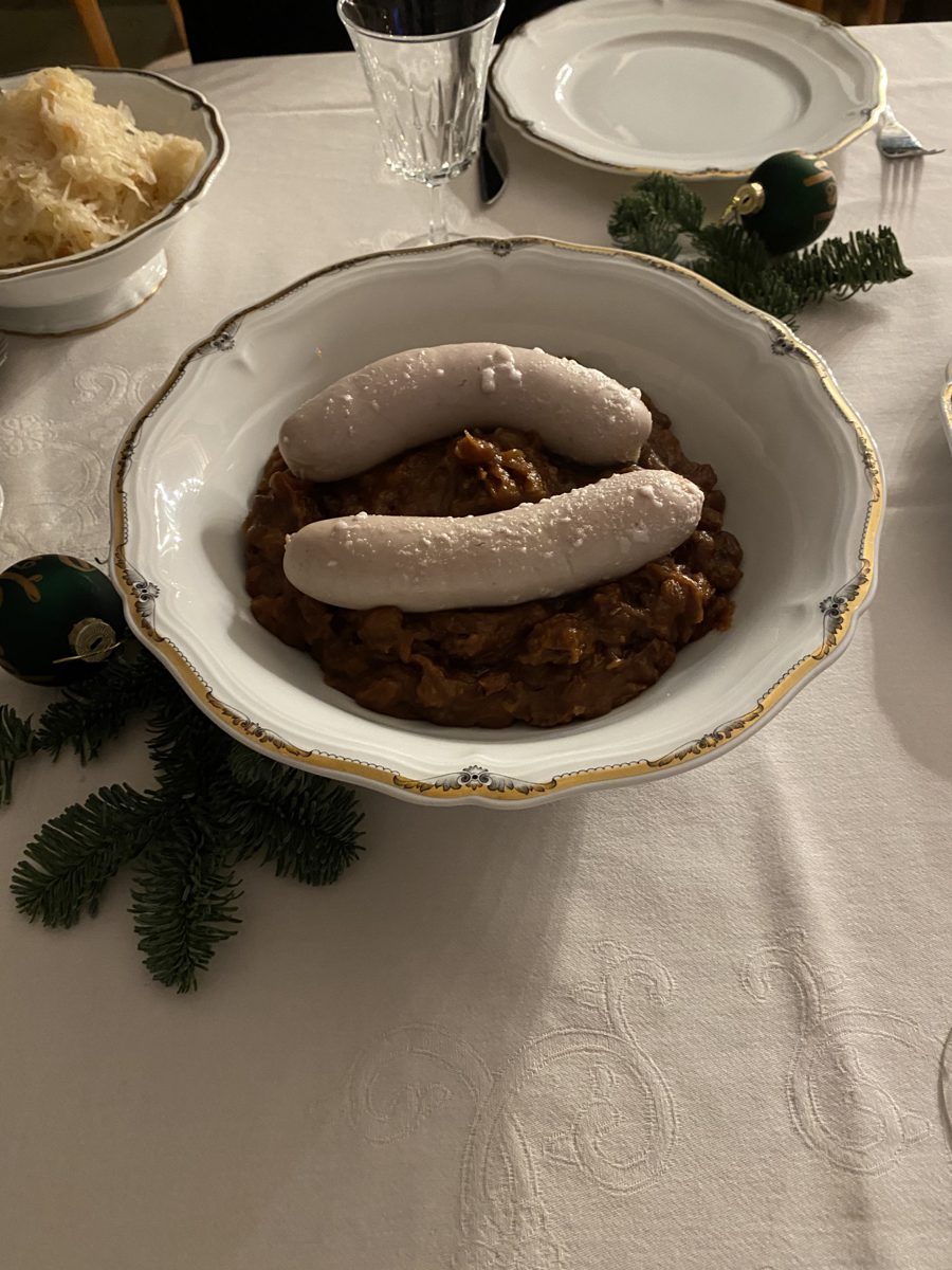 Moczka podana po niemiecku jako Polnische Soße, z dwiema białymi kiełbaskami, na wigilijnym stole