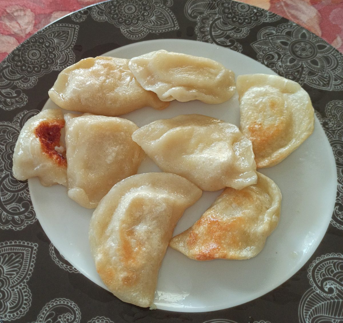 Podsmażane pierogi ruskie na patelni