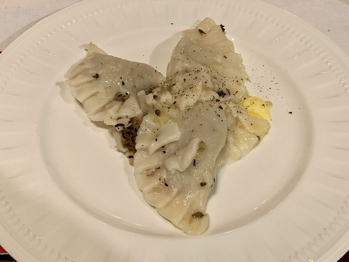 Wigilijne pierogi z kapustą i grzybami z masłem i pieprzem na wieczerzy wigilijnej w Australii