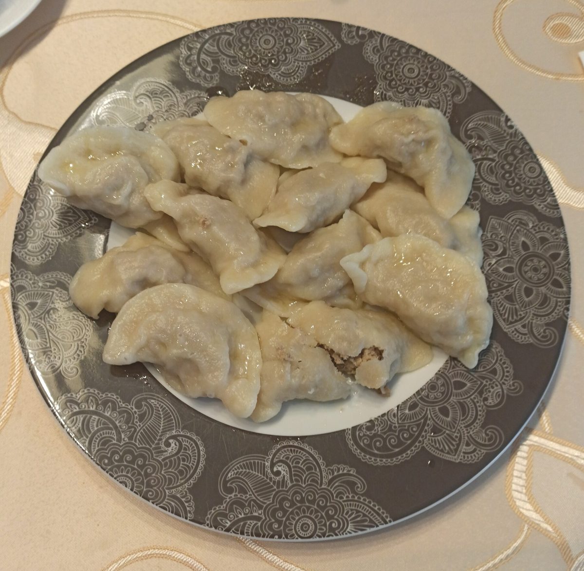 Talerz ugotowanych pierogów z mięsem na stole