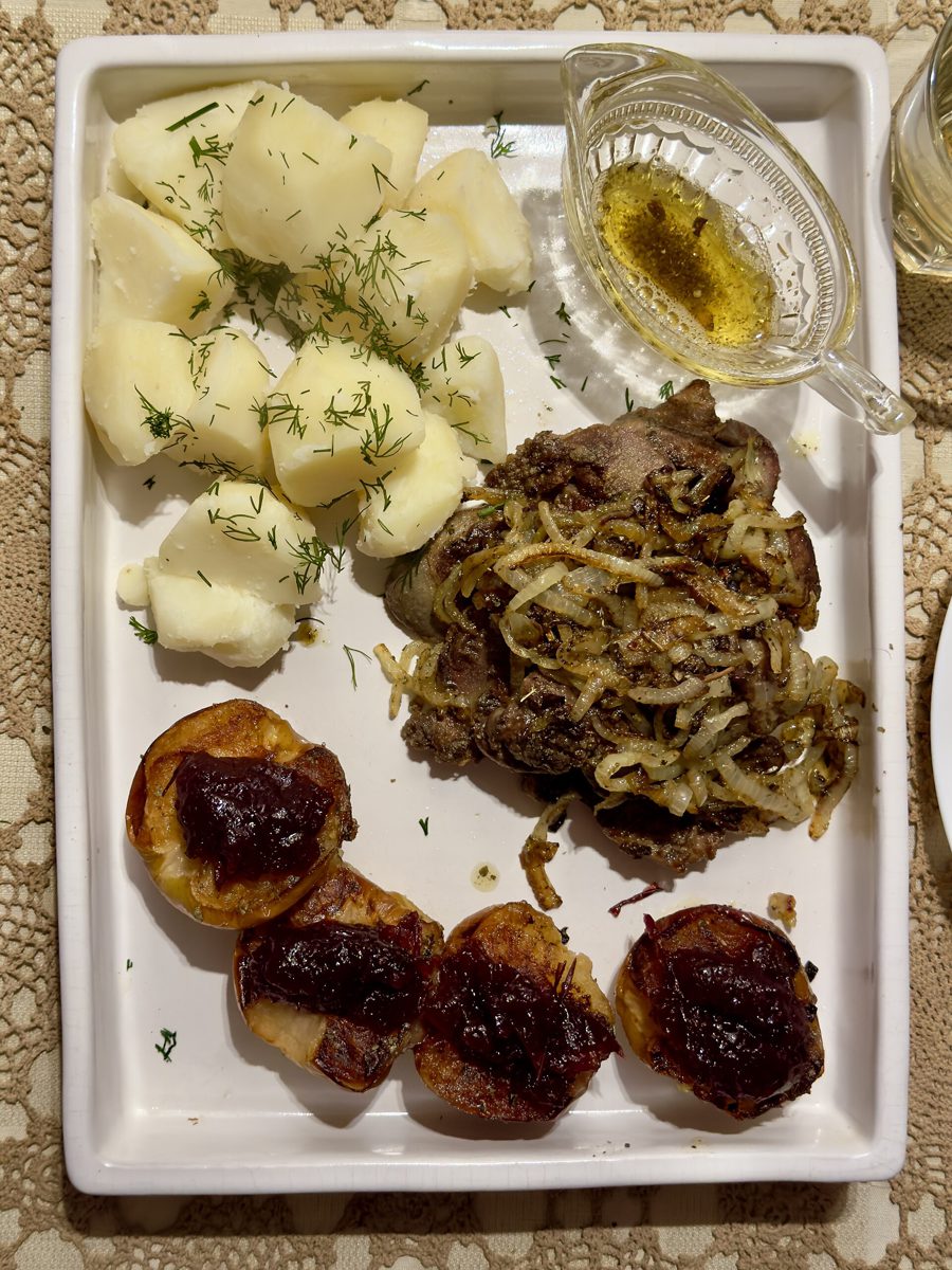 Wątróbki drobiowe z cebulą, ziemniakami z koperkiem i pieczonymi jabłkami z żurawiną