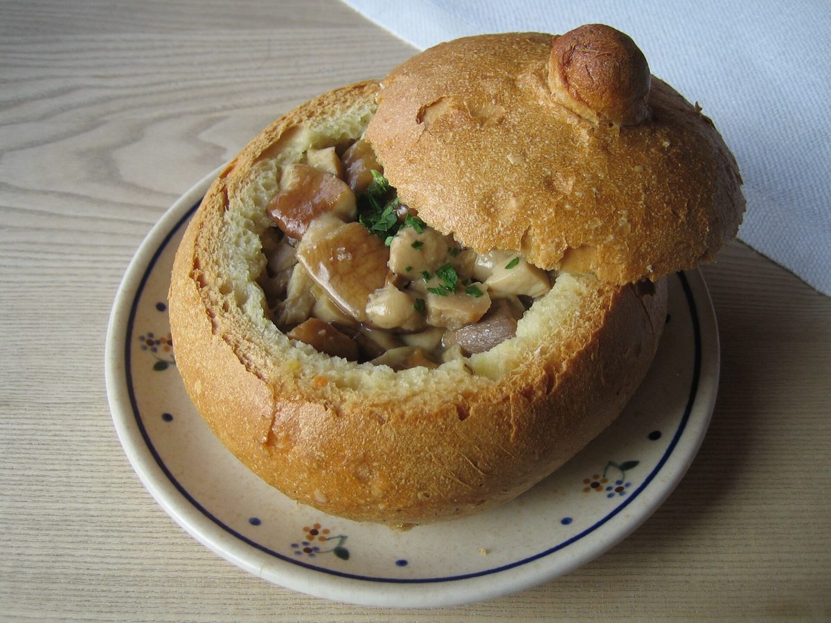 Zupa z borowików z kwadratowym makaronem podana w bochenku chleba w polskiej restauracji