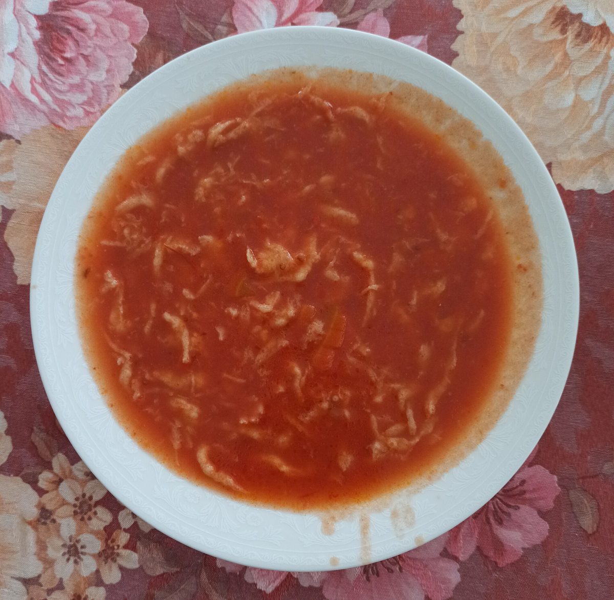 Zupa pomidorowa na rosole z lanymi kluseczkami