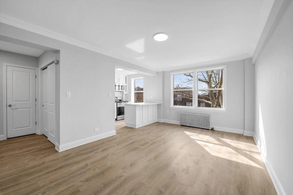 Wyremontowane mieszkanie 1 sypialniowe w Kew Garden Hills, Queens - 4