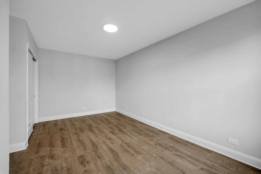 Wyremontowane mieszkanie 1 sypialniowe w Kew Garden Hills, Queens - 10