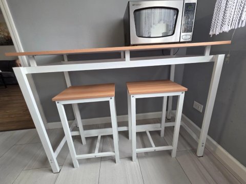 Sprzedam komplet kuchenny: stół i dwa taboretki, jak nowe! - 1