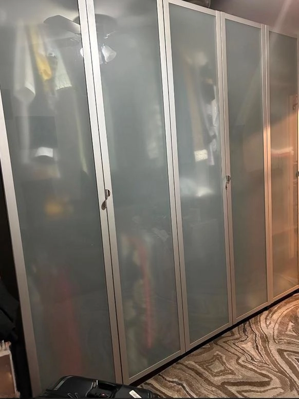 Sprzedam prawie nową szafę pięciodrzwiową w Bensonhurst