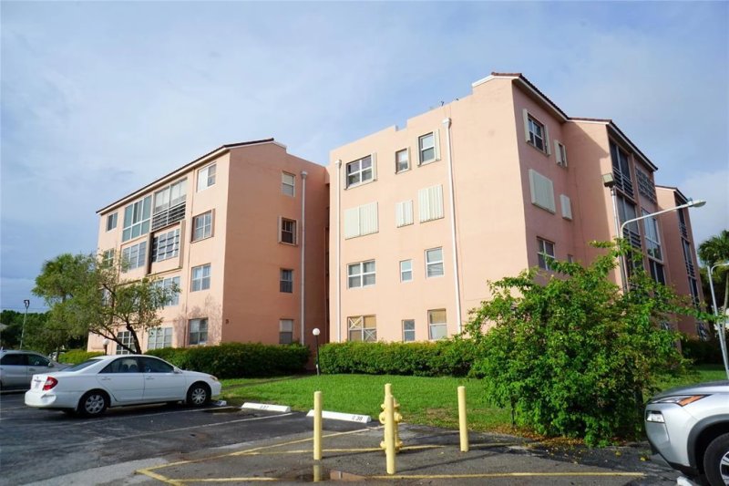 Large, renovated 2-bedroom apartment in Fort Lauderdale