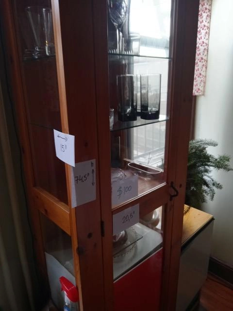 Drewniany słupek z oświetleniem i szklanymi półkami - 2