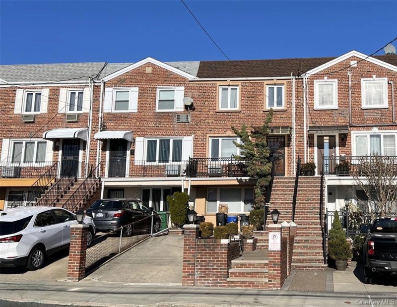 Single-family home in Queens with 3 bedrooms and a garage